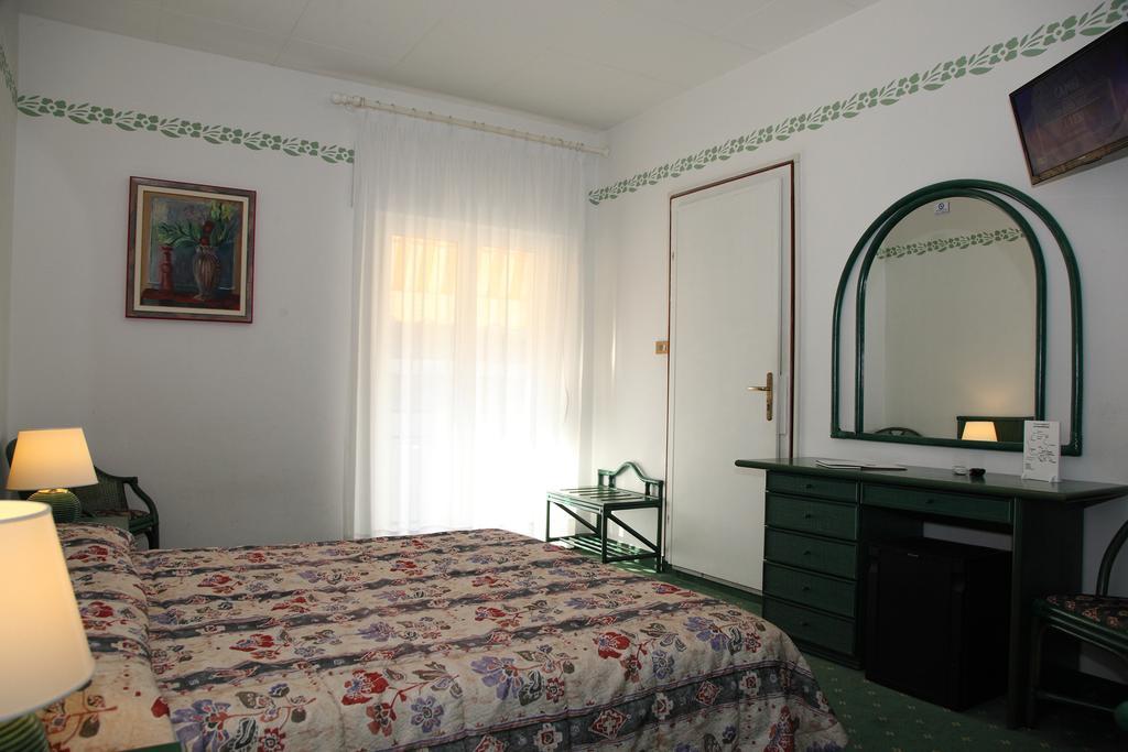גראדו Hotel Diana מראה חיצוני תמונה